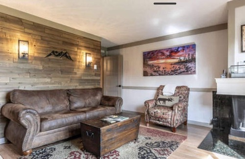 Tahoe City Condominio | ¡En el corazón de la ciudad de Tahoe! Playa privada y piscina! Camina a cualquier parte