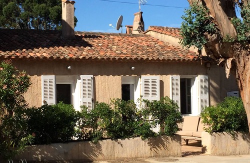 Porquerolles Apartamento | En la parte superior de la plaza del pueblo, estudio de pie, terraza con flores, aire acondicionado.