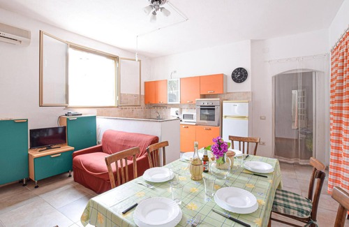 Cala Liberotto Casa | In the small seaside resort of Cala Liberotto, this practical vacation home welcomes you.