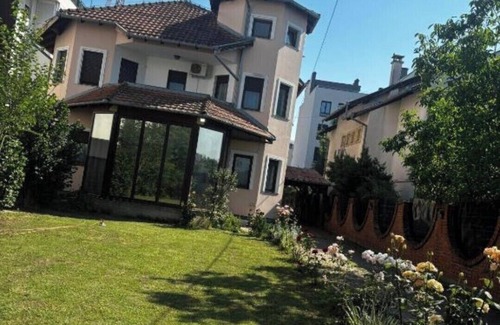 Novi Sad Villa | In the Town villa with garden and parking