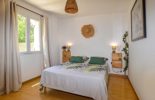 Ucciani Apartamento | In this vacation apartment with a beautiful view of the countryside, the vacation becomes a pleasure