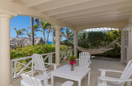 Silver Sands Apartamento | Inchcape Seaside Villas right on Silver Sands Beach - House Sunset downstairs