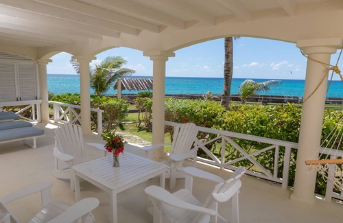 Silver Sands Apartamento | Inchcape Seaside Villas right on Silver Sands Beach - House Sunset downstairs