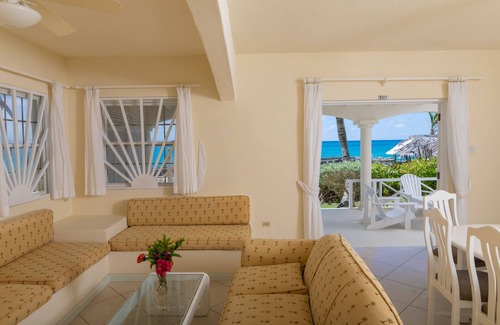Silver Sands Apartamento | Inchcape Seaside Villas right on Silver Sands Beach - House Sunset downstairs