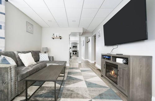 Pittsburgh Casa | Inclination Vacation: Renovated Luxe 5BR/3.5BA Home, 8 mins to Downtown