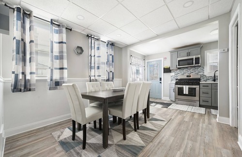 Pittsburgh Casa | Inclination Vacation: Renovated Luxe 5BR/3.5BA Home, 8 mins to Downtown