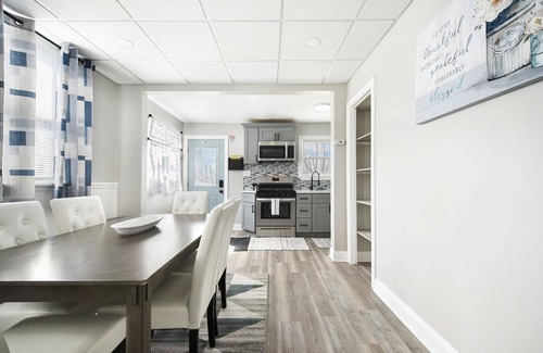 Pittsburgh Casa | Inclination Vacation: Renovated Luxe 5BR/3.5BA Home, 8 mins to Downtown