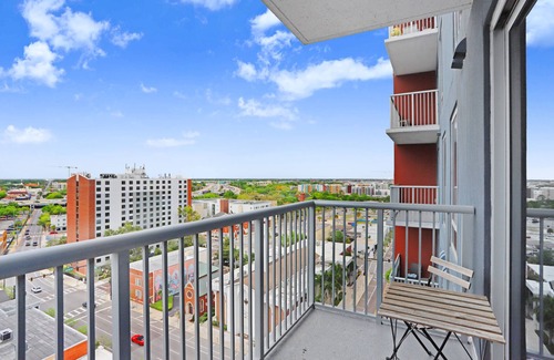 Channel District Apartamento | Includes access to top of the line Gym, Luxary Pool, & City View Sky Lounge