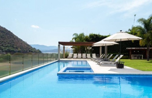 Centro Casa | Increíble Propiedad con Inmenso Jardín y Alberca!