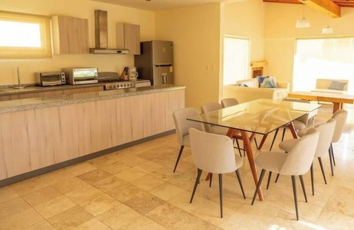 Centro Casa | Increíble Propiedad con Inmenso Jardín y Alberca!