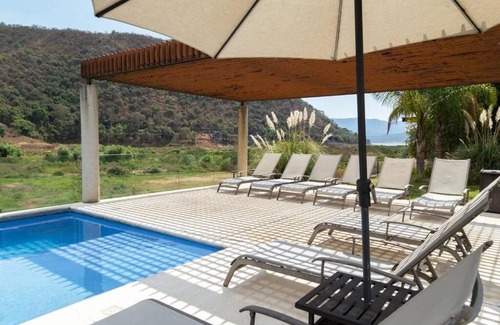 Centro Casa | Increíble Propiedad con Inmenso Jardín y Alberca