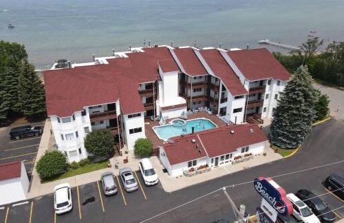 Traverse City Casa | Incredible Beach Condo AC Beach Pool Hot Tub Sunrise