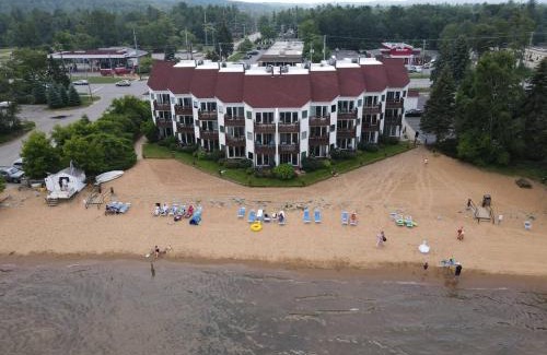 Traverse City Casa | Incredible Beach Condo AC Beach Pool Hot Tub Sunrise