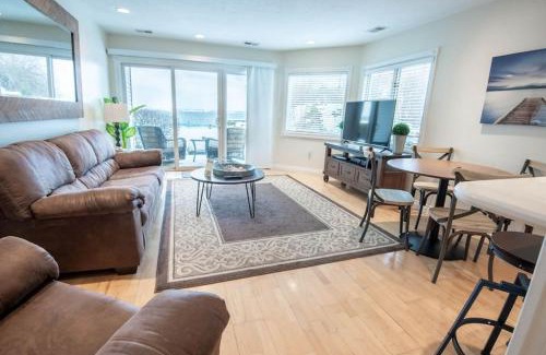 Traverse City Casa | Incredible Beach Condo AC Beach Pool Hot Tub Sunrise