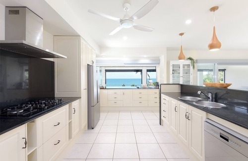 Oak Beach Casa | Incredible Beachfront home, 10 min to Port Douglas