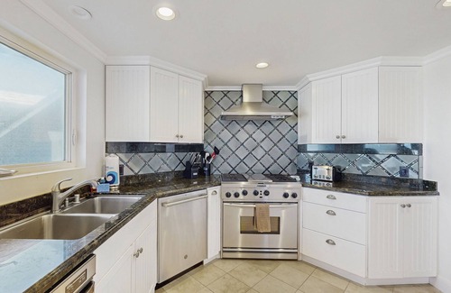 Hollywood Beach Casa | Incredible beachfront home with furnished patio, balcony & free WiFi
