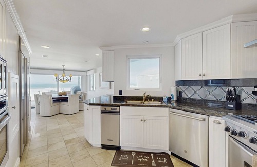 Hollywood Beach Casa | Incredible beachfront home with furnished patio, balcony & free WiFi