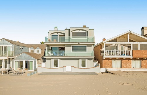 Hollywood Beach Casa | Incredible beachfront home with furnished patio, balcony & free WiFi