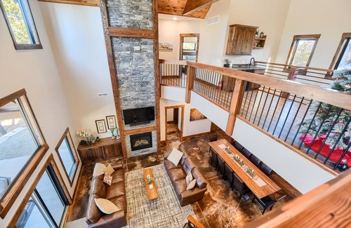 Lead Cabina | Incredible Craftsman Style Spacious Lodge Walking Distance to Clubhouse!
