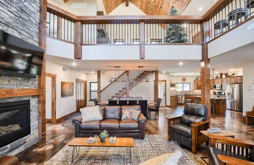 Lead Cabina | Incredible Craftsman Style Spacious Lodge Walking Distance to Clubhouse!