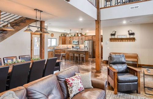 Lead Cabina | Incredible Craftsman Style Spacious Lodge Walking Distance to Clubhouse!