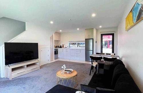 Riccarton Casa | Incredible Getaway by Hagley Park!