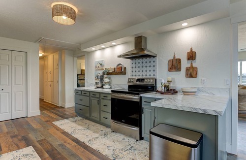 Redmond Casa | Incredible Historic Reindeer Ranch, Hot Tub, Dog Friendly, Chef's Kitchen, Huge Deck w/ BBQ, & More