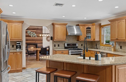 Pocono Pines Casa | Incredible House in the Heart of the Poconos. Private Heated Pool & Hot Tub