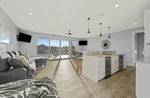 Kingsland Casa | Incredible luxury lakefront home w/ private pool, hot tub, near golf & wineries