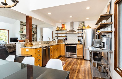Pedlars Edge Casa | Incredible Mountain Views - Modern Four Bedroom Home - Five Minute Walk to Slope