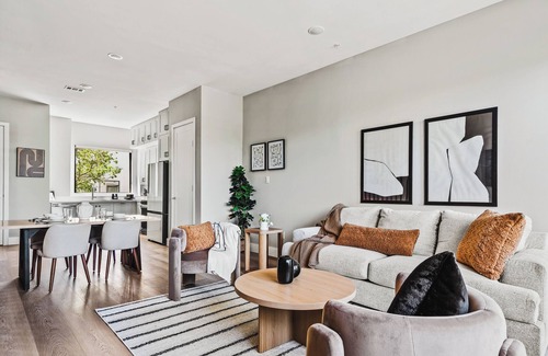 Fort Worth Casa | Incredible New Modern Magnolia Townhome 2 bedrooms