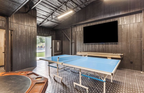 Fort Worth Casa | Incredible Pool SportCourt MiniGolf Game Building Firepit Treehouse