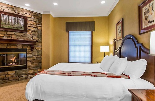 The Village Hotel | Increíble Resort - ¡El Club en Big Bear Village!
