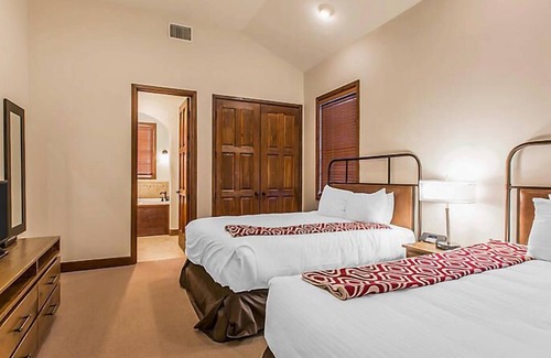 The Village Hotel | Increíble Resort - ¡El Club en Big Bear Village!