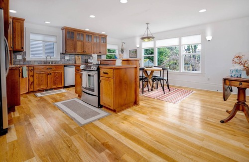 McMinnville Casa | Incredible Retreat in the Heart of McMinnville, Huge Kitchen, Deck, BBQ, Walk to Wine, Food, & More