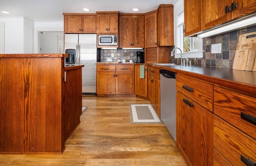 McMinnville Casa | Incredible Retreat in the Heart of McMinnville, Huge Kitchen, Deck, BBQ, Walk to Wine, Food, & More