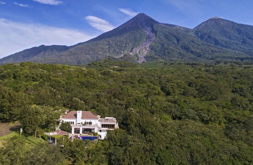 Alotenango Casa | Vistas increíbles, 12 huéspedes, 6 habitaciones, 8 baños, piscina privada y jacuzzi.