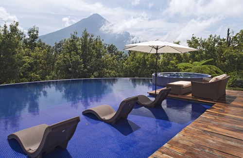 Alotenango Casa | Vistas increíbles, 12 huéspedes, 6 habitaciones, 8 baños, piscina privada y jacuzzi.