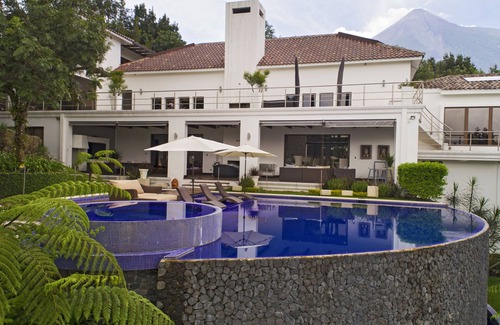 Alotenango Casa | Vistas increíbles, 12 huéspedes, 6 habitaciones, 8 baños, piscina privada y jacuzzi.