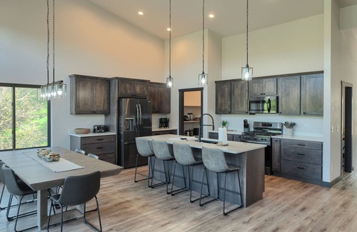 Sturgis Cabina | Incredible Views from Multi-Level Deck, Paved Roads, Hot Tub, Spacious Home!