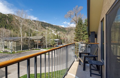 Aspen Condominio | ¡Vistas increíbles en condominio abierto de 2 habitaciones en Aspen Core! Caminata a la góndola.