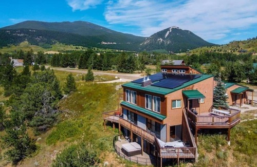 Red Lodge Casa | Incredible Views - Sleeps 19 People- Perfectly Situated Between Red Lodge Mountain and Downtown!