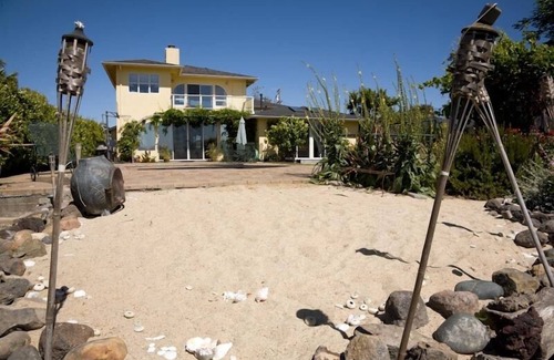 Novato Casa | ¡Increíble propiedad frente al mar, piscina, bote, jardines y más!
