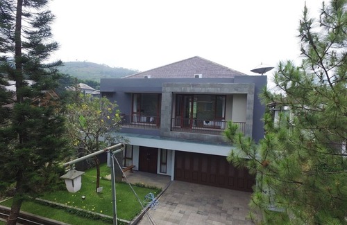 Bandung Villa | 4 dormitorios piscina Villa Dago vistas a la montaña
