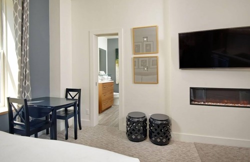 Downtown Hotel | Independence Square 212 | Studio with Beautiful Finishes. A+ Location in Downtown Aspen
