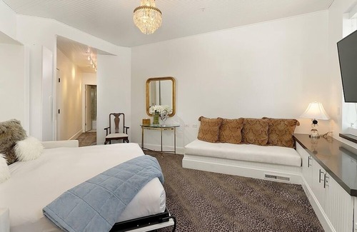 Aspen Hotel | Independence Square 310 | Chic, Remodeled Studio w/ Great Location in Aspen, A/C, & Kitchenette
