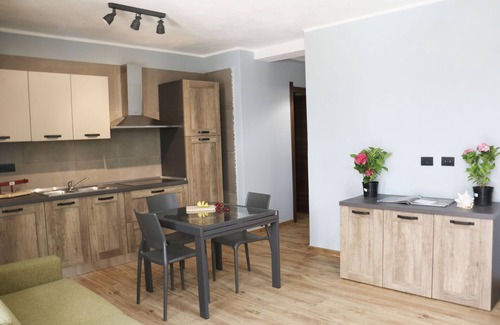 Aritzo Apartamento | Apartamento independiente Cherry en casa de vacaciones con jardín y barbacoa.