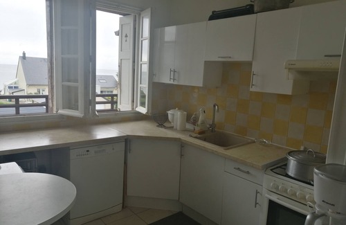 Luc-sur-Mer Apartamento | Planta baja independiente con jardín a la orilla del mar.