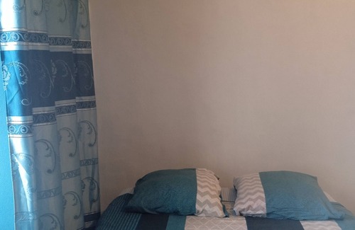 Thabor - Saint-Helier Cama Y Desayuno | Independent private room with private garden.