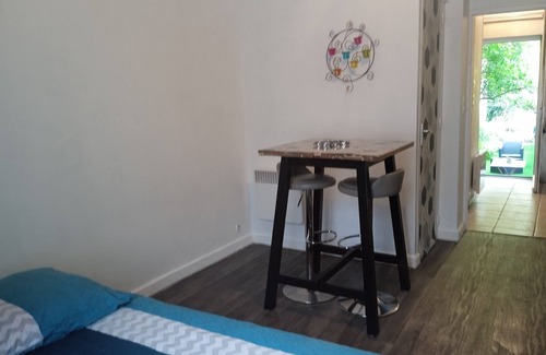 Thabor - Saint-Helier Cama Y Desayuno | Independent private room with private garden.